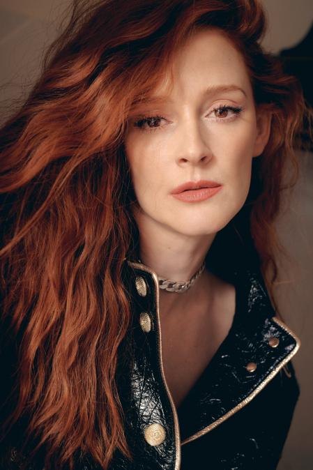 Ana está maquillada con Les Beiges maxi poudre belle mine ensoleillée. Y con les 4 Ombres tweed Brun et Rose y Stylo Sourcil Waterproof nº808 Brun claire para las cejas. En los labios luce Rouge Allure  nº196 A demi-mot de Chanel. Combina el maquillaje con un traje falda chaqueta de cuero envejecido de Chanel y una cadena de plata de Isabel Marant.