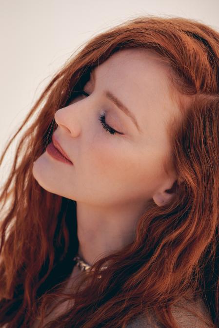 Ana Polvorosa utiliza Les Beiges maxi poudre belle mine ensoleillée y Les Beiges Eau de Blush Light Pink. Para los ojos: Máscara de pestaña Noir Allure de Chanel y Stylo Yeux Waterproof Bois Noir, y Stylo Sourcil Waterproof nº808 Brun Claire para las cejas. En los labios lleva el llamativo Rouge Allure nº196 A demi-mot