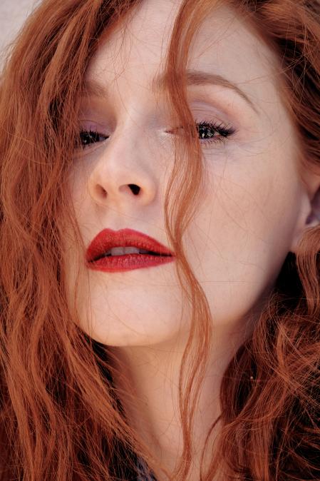 Iván Gómez ha preparado la piel con la crema Nº1 de Chanel . Como base utiliza Les Beiges Touch de Teint Bº10 y para los ojos la máscara de pestaña Noir Allure de Chanel en los labios: rouge Allure L´extrait nº 854