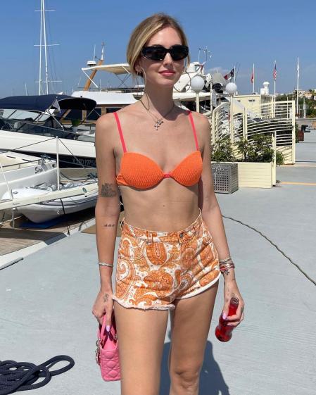 Chiara Ferragni con bikini naranja