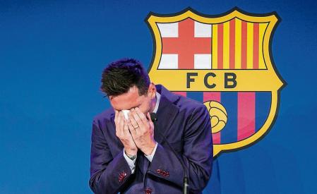 foto XAVIER CERVERA 08/08/2021 (Leo visiblemente emocionado al inicio y durante la comparecencia publica en el camp nou) Fue aparecer por la sala de prensa Ricard Maxenchs y Leo Messi no aguantó las lágrimas. Rompió a llorar como el niño que era cuando con apenas 13 años llegó al Barça. Ni siquiera había comenzado su discurso. No era capaz de pronunciar palabra. Compungido, entre sollozos, tenía que esconder su cara tras un pañuelo de papel. 