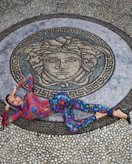 Irina Shayk posa con el mosaico con el icónico logo de Versace