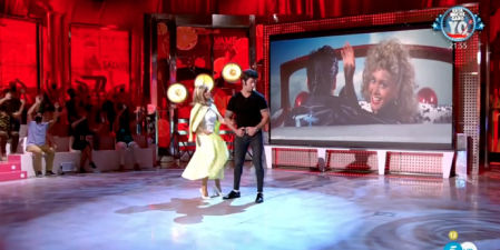 Adela González y Rafa Mora homenajean a Olivia Newton-Jonh en 'Sálvame'