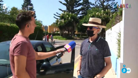 Ortega Cano se enfada con un reportero de 'Sálvame' en directo cuando está entrevistando a una vecina