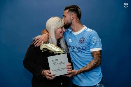 Taty recibió por sorpresa de su madre Marilú el premio a máximo goleador de la MLS 2021