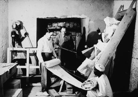 El célebre egiptólogo Howard Carter en la tumba de Tutankamón