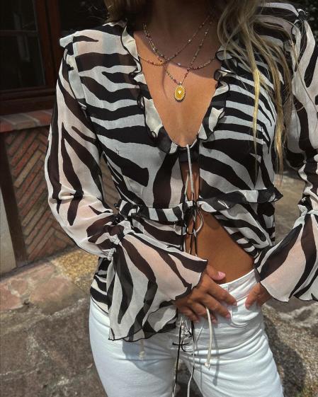 María Pombo con la blusa de Mango