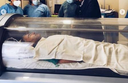 El presentador en una cámara hiperbárica