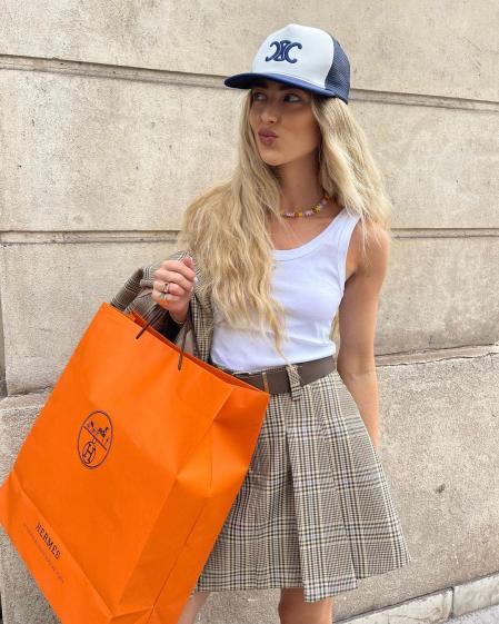 Emili Sindlev se rinde a la estética colegiala