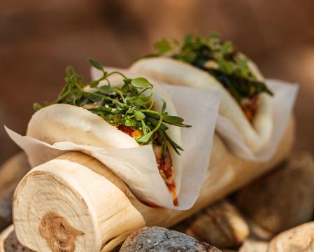Baos caseros de langostinos, con col, tirabeques y mayonesa de kimchi en Salvia