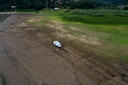 Disminución del nivel del agua en la laguna Solinski en Wolkowya, en el sureste de Polonia, este miércoles