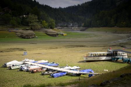 Los barcos varados se muestran en la orilla seca del Lac des Brenets 'o Lac de Chaillexon' parte del río Doubs, una frontera natural entre el este de Francia y el oeste de Suiza , en Les Brenets, Suiza, 17 de agosto de 2022.