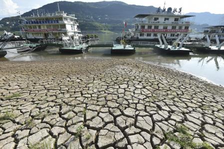 Se ven muelles cerca del lecho seco del río expuestos después de que el nivel del agua cayera en el río Yangtze en el condado de Yunyang en el municipio de Chongqing, suroeste de China