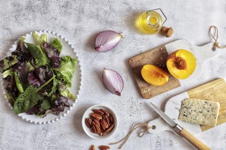 Mise en place de la ensalada de melocotón asado