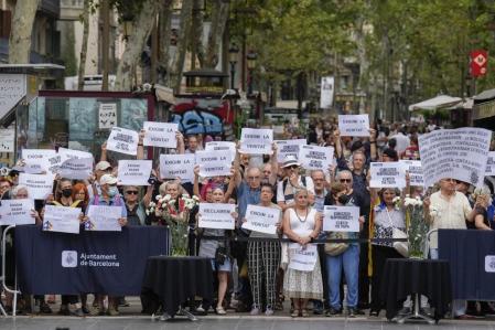 Un grupo de manifestantes independentistas boicotean el homenaje a las víctimas del atentado del 17-A (Barcelona)