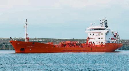 El buque cisterna llega al puerto Bermeo desde Santurzi para abastecimiento de la comarca