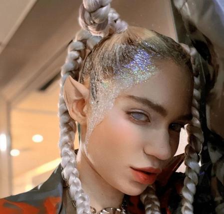 Grimes siempre ha manifestado ser fan de las modificaciones corporales.
