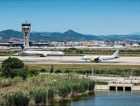 foto XAVIER CERVERA 26/05/2022 en la pista q da al mar mediterraneo del aeropuerto del Prat Llobregat ,Barcelona BCN, es la q esta mas tocando a los manglares, laguna, d la Ricarda, zona del parque natural del espacio protegido del Delta del Llobregat ,q AENA quiere derribar -en parte- para ampliar la pista con aviones (mas cercanos en la imagen) para aumentar el trafico aereo, pasajeros, del aeropuerto de BCN