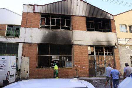 La nave incendiada horas después del fuego