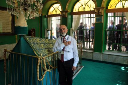 El líder espiritual posa junto a la tumba de Karacaahmet, que da nombre al centro de culto