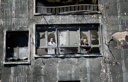 BEJÍS (CASTELLÓN), 20/08/2022.- Unos vecinos del pueblo de Bejís (Castellón), comprueban los desperfectos ocasionados en su vivienda a su regreso al pueblo tras ser evacuado por el incendio forestal iniciado el lunes y que encara este sábado horas críticas por vientos erráticos y poca humedad. EFE/ Biel Aliño