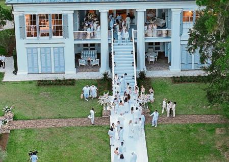 Guests all wearing white arrive to the cocktail reception at Ben and Jen#{emoji}130;Äôs wedding, held at Ben#{emoji}130;Äôs plantation home near Savannah, GA Pictured: Ref: SPL5333689 210822 NON-EXCLUSIVE Picture by: SplashNews.com Splash News and Pictures USA: +1 310-525-5808 London: +44 (0)20 8126 1009 Berlin: +49 175 3764 166 photodesk@splashnews.com World Rights,