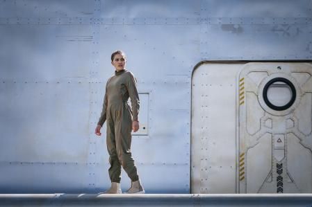 Bella (Emma McDonald) es una piloto y contrabandista que se encuentra implicada en un caso de asesinato en la Luna.