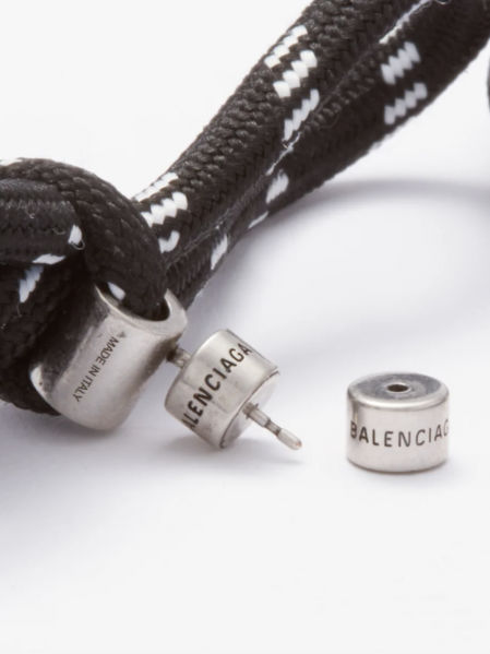 Detalle de los pendientes con cordones de Balenciaga