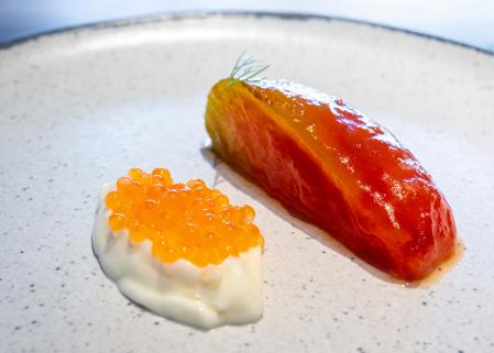 Tomates con mantequilla, plato que se sirve en Islares, Bilbao