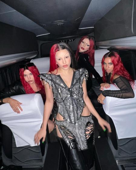 Rosalía ha estrenado el cambio de look junto a sus Motomamis, que también llevan la melena pelirroja