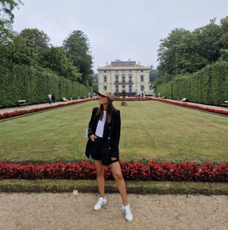 Paula Echevarría con su look para visitar Cudillero