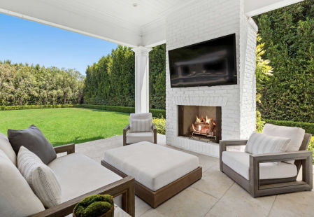 El porche, con chimenea y cocina exterior.