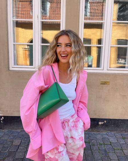 Emili Sindlev con un estilismo en rosa y verde