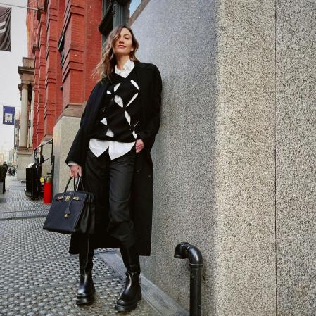 Karlie Kloss con un bolso en format shopper para un día de trabajo en Nueva York