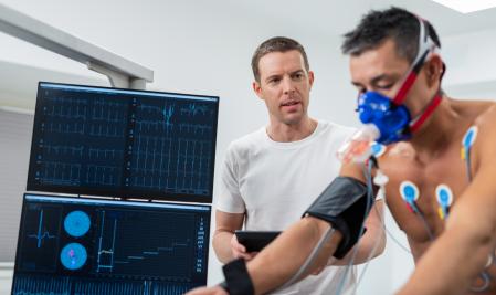 Un ciclista se somete a la toma de datos fisiológicos durante su desempeño deportivo