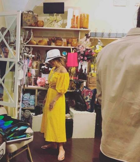 JLo durante su visita al establecimiento