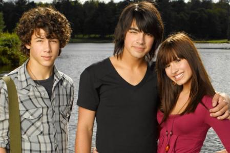 Demi Lovato junto a Joe y Nick Jonas en el 'set' de 'Camp Rock'