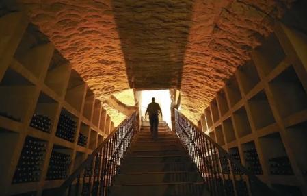 Cava de vinos bodega Sierra de Cantabria