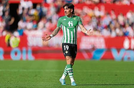 SEVILLE, SPAIN - FEBRUARY 27: Hector Bellerin of Real Betis looks on during the LaLiga Santander match between Sevilla FC and Real Betis at Estadio Ramon Sanchez Pizjuan on February 27, 2022 in Seville, Spain. (Photo by Fran Santiago/Getty Images)