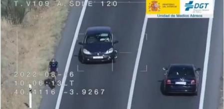 Fotograma de un adelantamiento realizado a un ciclista; la imagen fue captada por un medico aéreo de Tráfico a finales de agosto (Twitter / DGT)