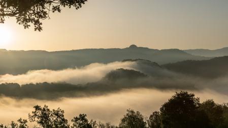 El valle de Sau cubierto de niebla.