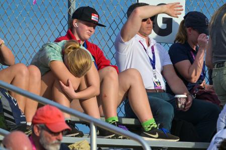 Los espectadores esperan el lanzamiento del cohete lunar.