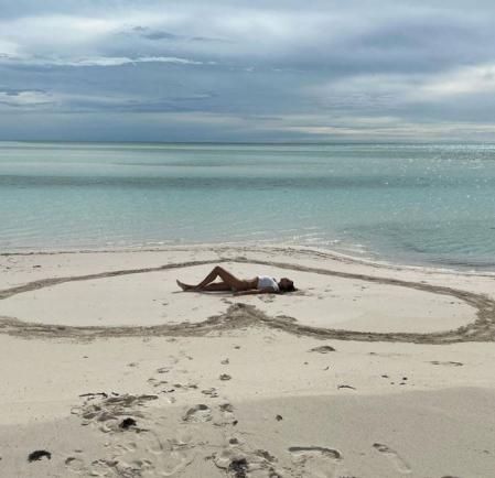 Irina Shayk junto a un gran corazón durante sus vacaciones