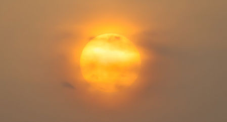 Calima al amanecer en Fuengirola.
