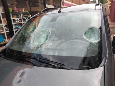 Imagen de un coche dañado a causa de la granizada del martes en La Bisbal d'Empordà&nbsp;