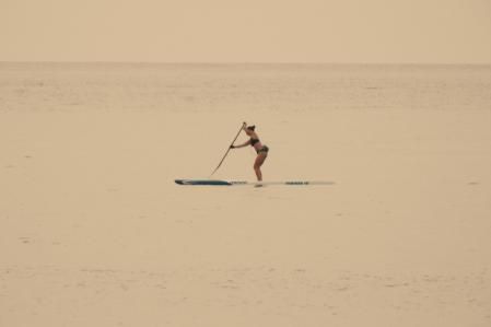 Practicando paddel surf en un mar de calima en Fuengirola.