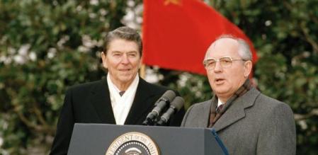 El líder de la Unión Soviética, Mijaíl Gorbachov, junto al presidente de Estados Unidos, Ronald Reagan, dirigiéndose a la prensa el 8 de diciembre de 1987 en Washington