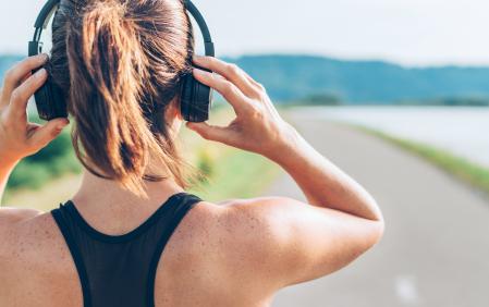 Los mejores auriculares deportivos inalámbricos para salir a correr con ritmo en la vuelta a la rutina