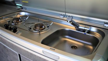 El fregadero y la ducha exterior están conectados a un depósito de aguas limpias de 30 litros de capacidad.