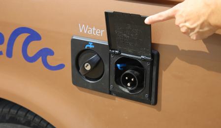 Las tomas de agua y de corriente exterior de 230 V se encuentran en un lugar muy accesible.
